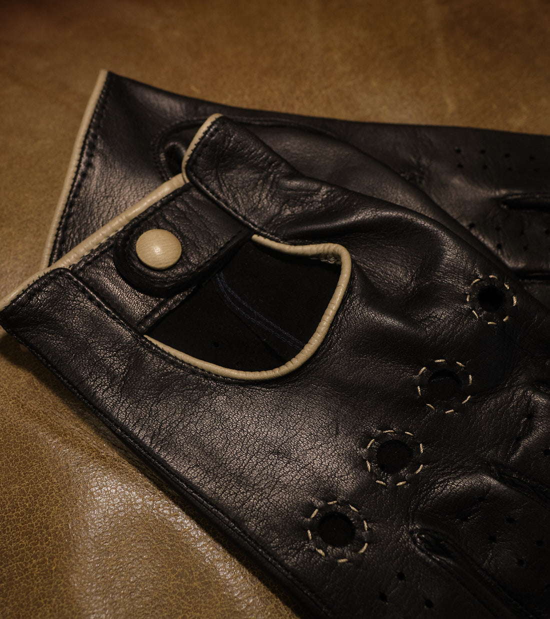 Handmade Gentleman Driver gloves - Stealth Black